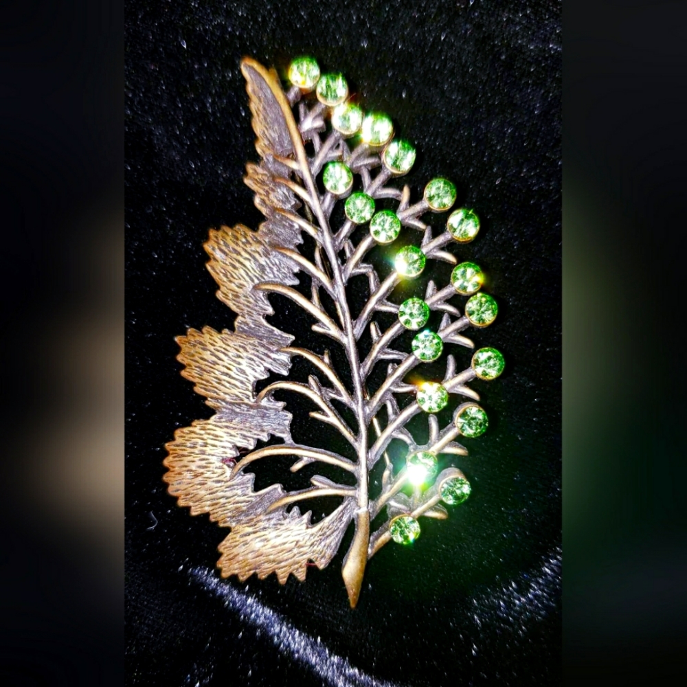 Leaf Fashion Pin/Brooch with Green Rhinestone